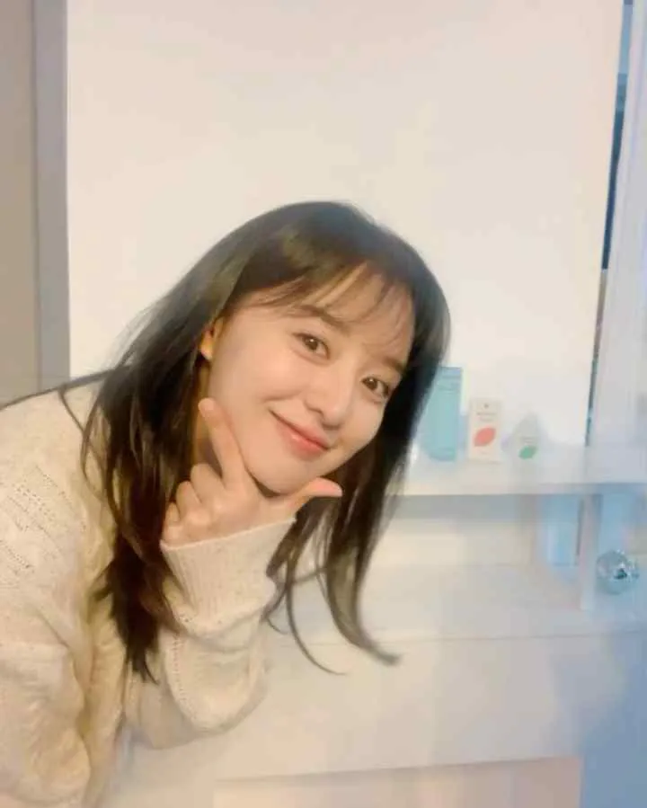 Kim Ji Won - kim-ji-won-hot-26.webp